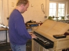 Orgelbauer Matthias Wagner beim Bau der Wehener Truhenorgel